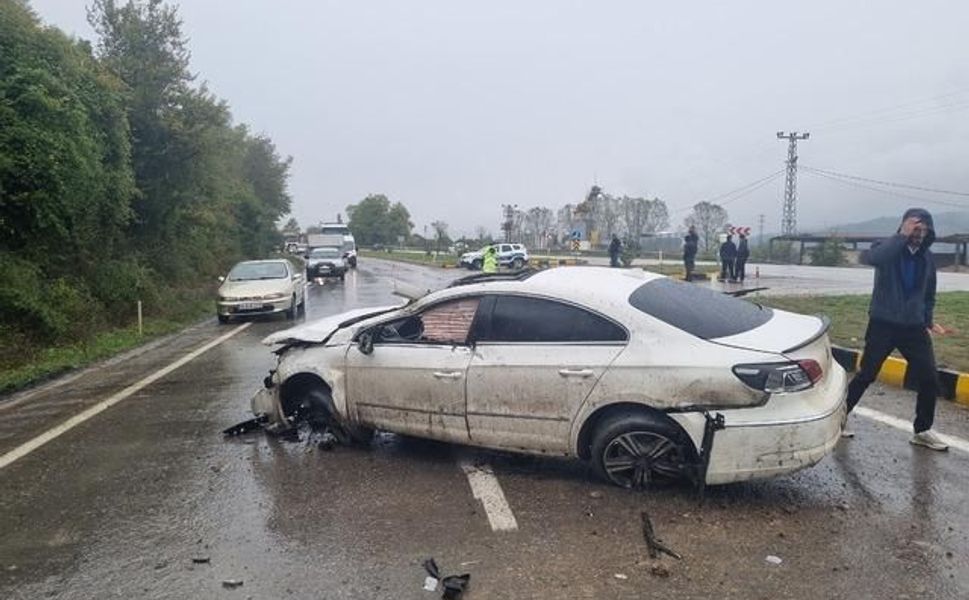 Zonguldak-Çaycuma yolunda otomobil bariyerlere çarptı, sürücü yaralandı