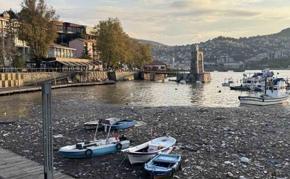 Zonguldak Limanında Sağanak Sonrası Plastik Atıklar Birikti
