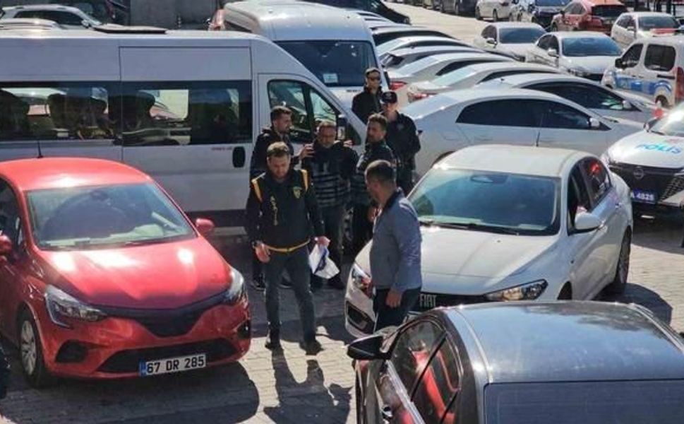 Zonguldak'ta boşanma sürecindeki eşini ve müdahale eden genci silahla yaralayan şüpheli adliyeye sevk edildi