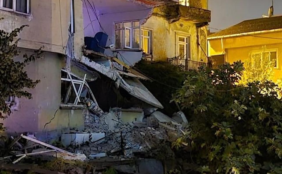 Zonguldak'ta sağanak sonrası boş evin duvarı çöktü