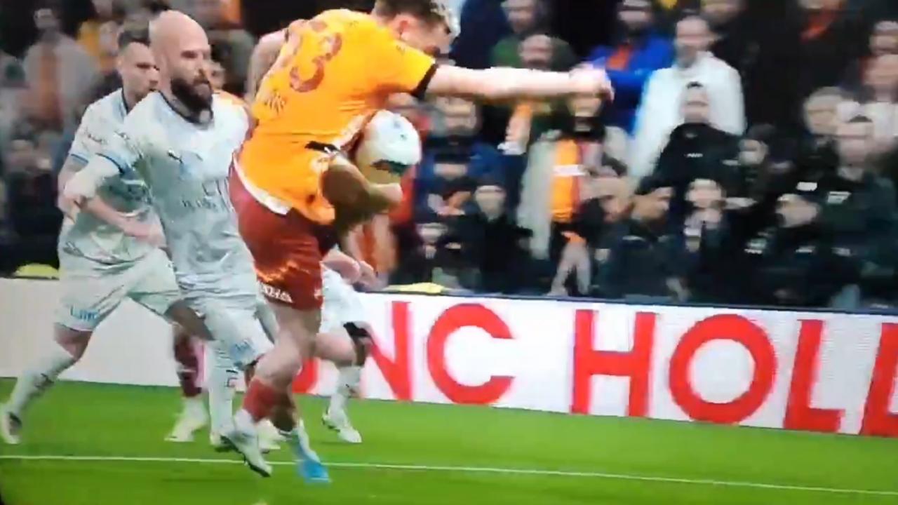 Barış Alper yerde kaldı! Galatasaray penaltı bekledi