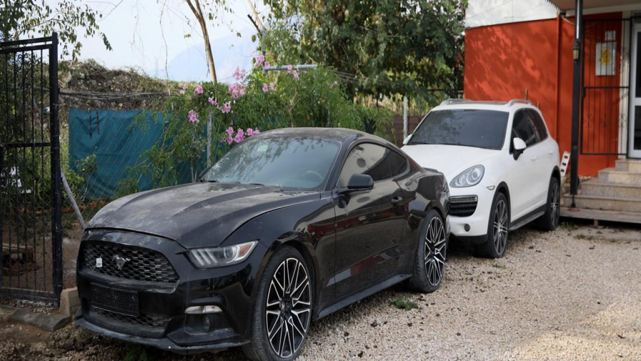 Milyonluk araçlar çürümeye terk edildi! 20 yıldır satılmayı bekleyenler var