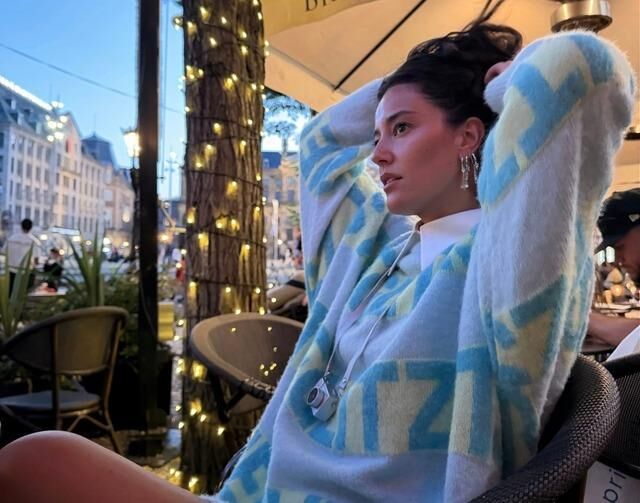 Pelin Akil'in Metal Kaşık Şaşkınlığı: Vücuduna Yapışan Kaşıklar İnanılmaz Anlar Yarattı