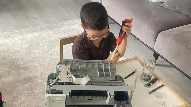 4 Yaşındaki Eymen Elektronik Cihazları Söküp İnceliyor