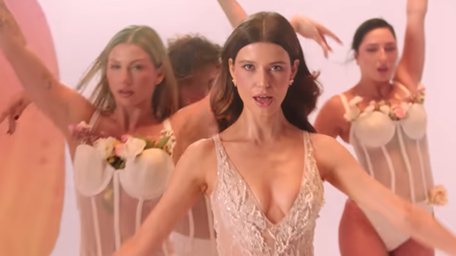 Beren Saat'e 2 Milyonluk Sahne Teklifleri Geliyor