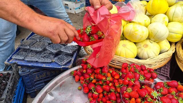 Eskişehir pazarlarında yaz çileği yoğun ilgi görüyor