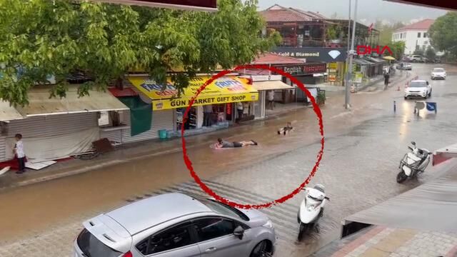 Fethiye'de Sağanak Sonrası Oluşan Sel Sularında Turistler Yüzdü