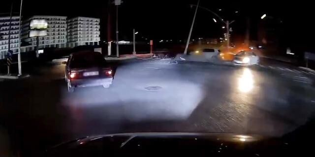 Işık ihlali nedeniyle meydana gelen trafik kazası kameraya yansıdı