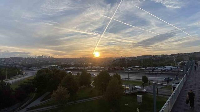 İstanbul'da Gün Doğumu Kartpostallık Manzaralar Oluşturdu