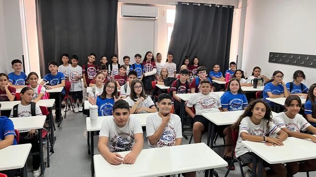 İzmir'deki Makbule Süleyman Alkan Ortaokulu'nda 27 çift ikiz eğitim görüyor
