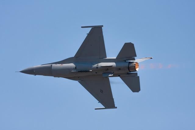 Michigan'da ABD Ordusu F-16 Savaş Uçağı Düştü, Pilot Kurtuldu