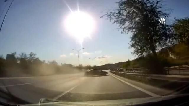 Pendik'te İki Otomobilin Çarpıştığı Kaza Anı Kamerada