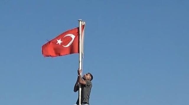 Polateli'de Genç, Tarihi Ravanda Kalesi'nde Türk Bayrağını Düzeltmek İçin Direğe Tırmandı