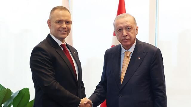 Polonya Cumhurbaşkanı Nawrocki'den Erdoğan'a Kılıç Hediye