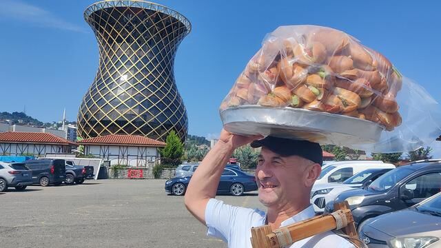 Rize'de 34 Yıldır Sandviç Satışı Yapan Cemil Baltacı Günde 30 Kilometre Yürüyor