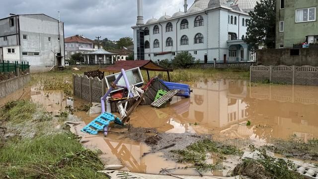 Sakarya'da baraj taşması sonucu Darıçayırı Mahallesi sular altında kaldı