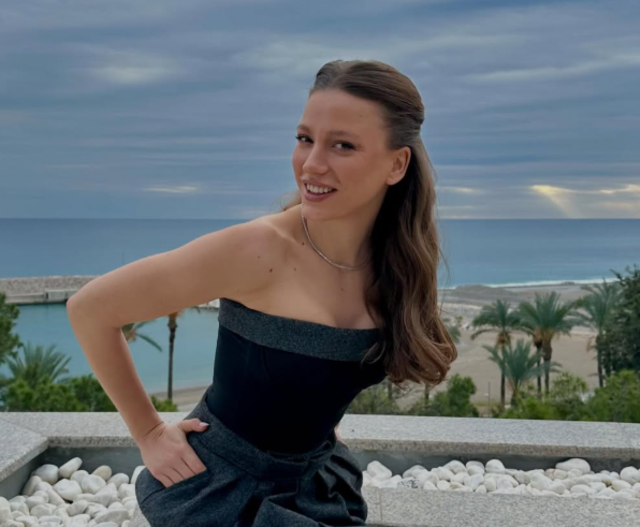 Serenay Sarıkaya Paris'teki Disneyland ziyaretinde eğlenceli anlar yaşadı