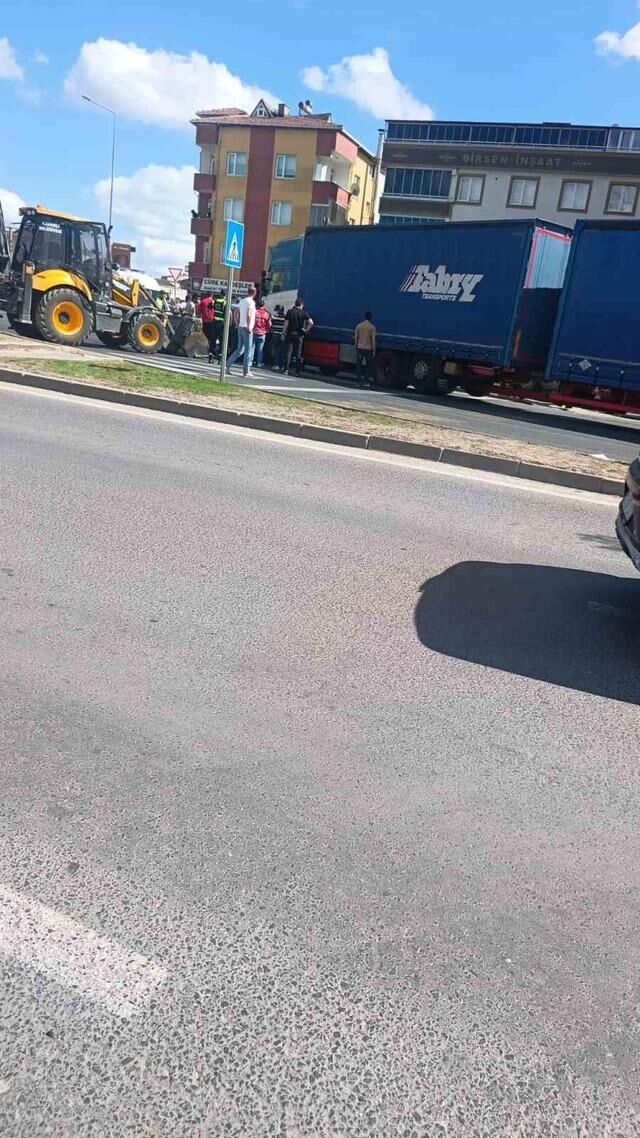 Tekirdağ'da tırın çarptığı 76 yaşındaki kadın hastaneye kaldırıldı