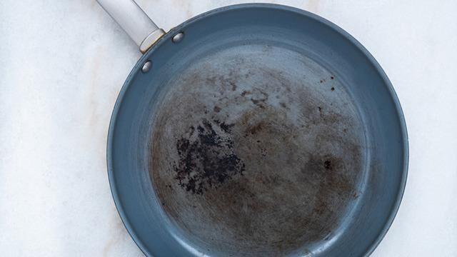 Yapışmaz Tavaların Ömrünü Kısaltan 4 Yaygın Yanlış Kullanım