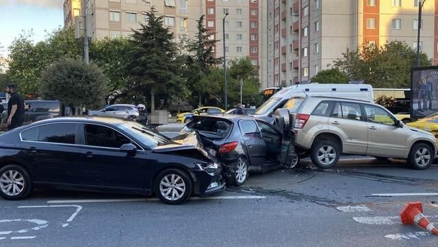 Beşiktaş'ta 5 aracın karıştığı zincirleme kazada 2 kişi yaralandı