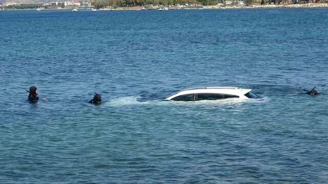 Çanakkale'de El Freni Çekilmeyen Araç Denize Düştü