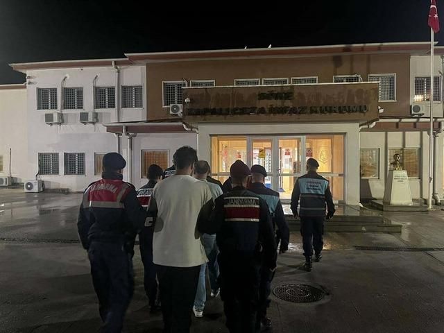 Didim'de 8 kaçak göçmen ile otel sahibi ve çalışanı tutuklandı