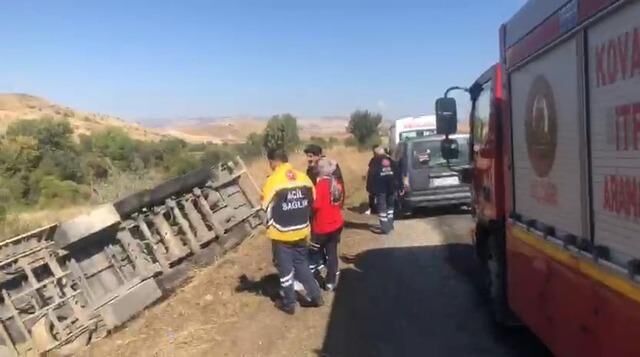 Elazığ-Tunceli yolunda tır şarampole devrildi, 1 kişi yaralandı