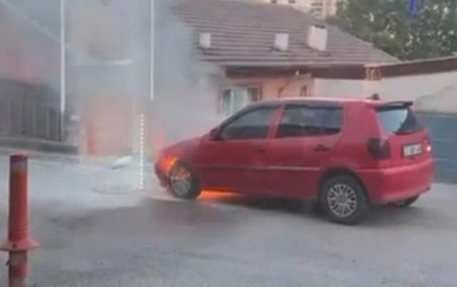 Karabük'te Park Halindeki Otomobilde Yangın Çıktı