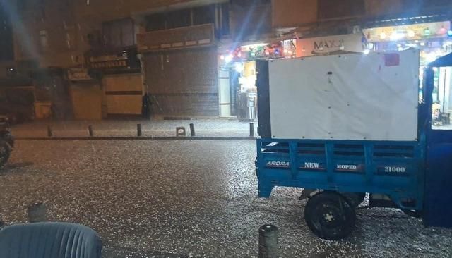 Kilis'te ani dolu yağışı yolları beyaza dönüştürdü