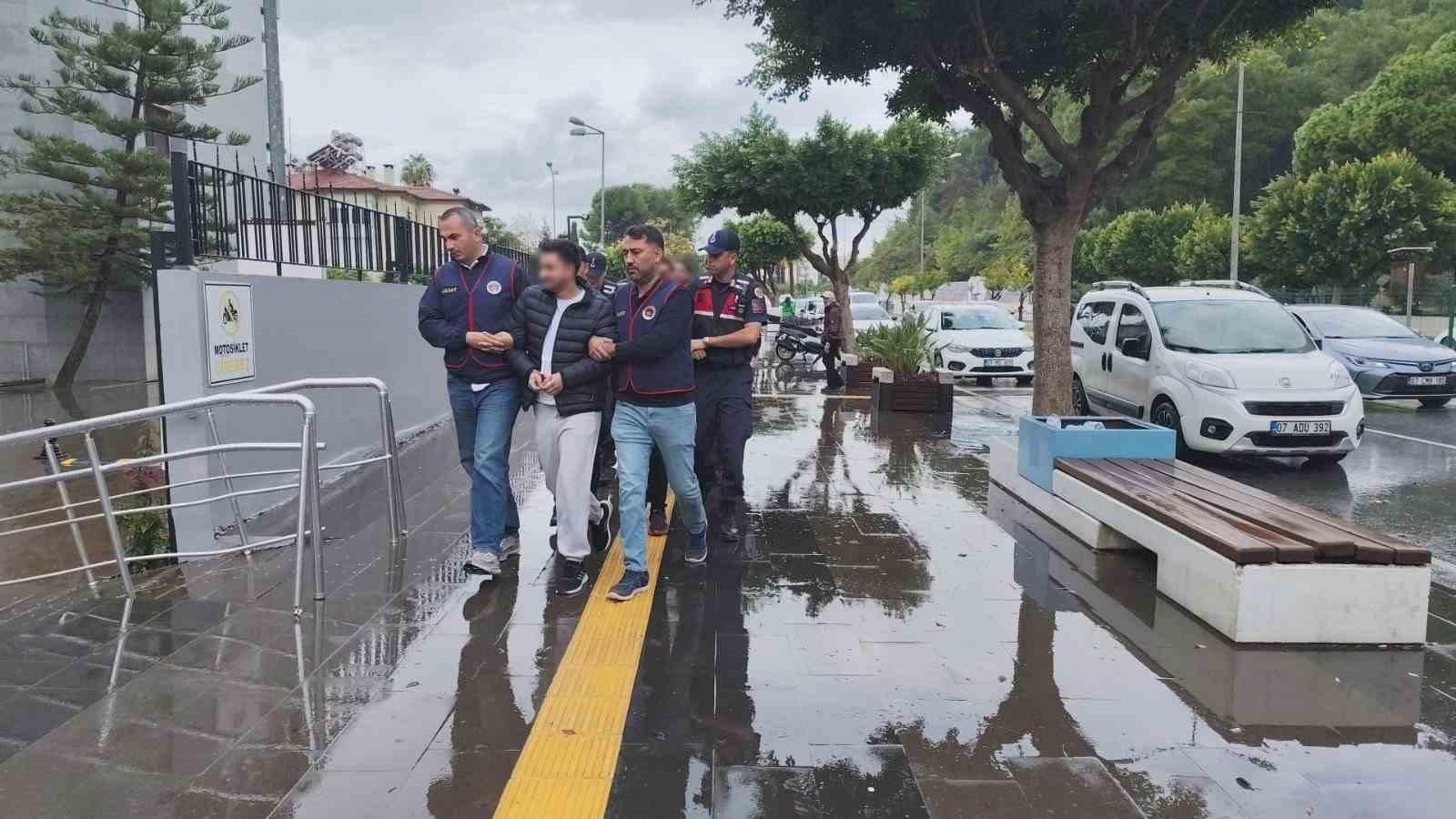 Manavgat'ta plakasız motosikletle restorana silahlı saldırı: 3 tutuklama