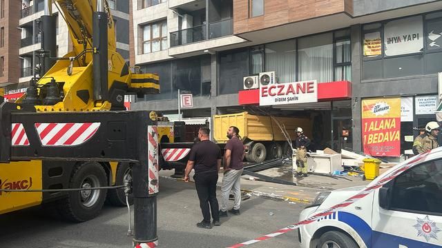 Pendik'te freni boşalan hafriyat kamyonu eczaneye girdi, 7 kişi yaralandı