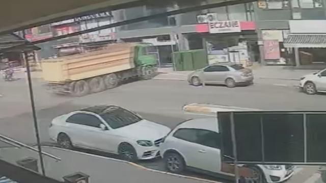 Pendik'te hafriyat kamyonunun eczaneye girdiği an kameraya yansıdı