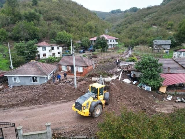 Sakarya Karasu'da sel ve heyelan nedeniyle bir ev yıkıldı, eşyalar dağıldı