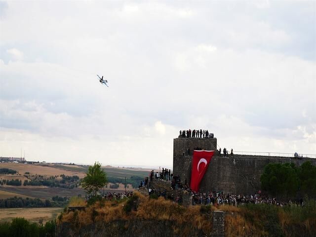 SOLOTÜRK Diyarbakır semalarında gösteri uçuşu gerçekleştirdi