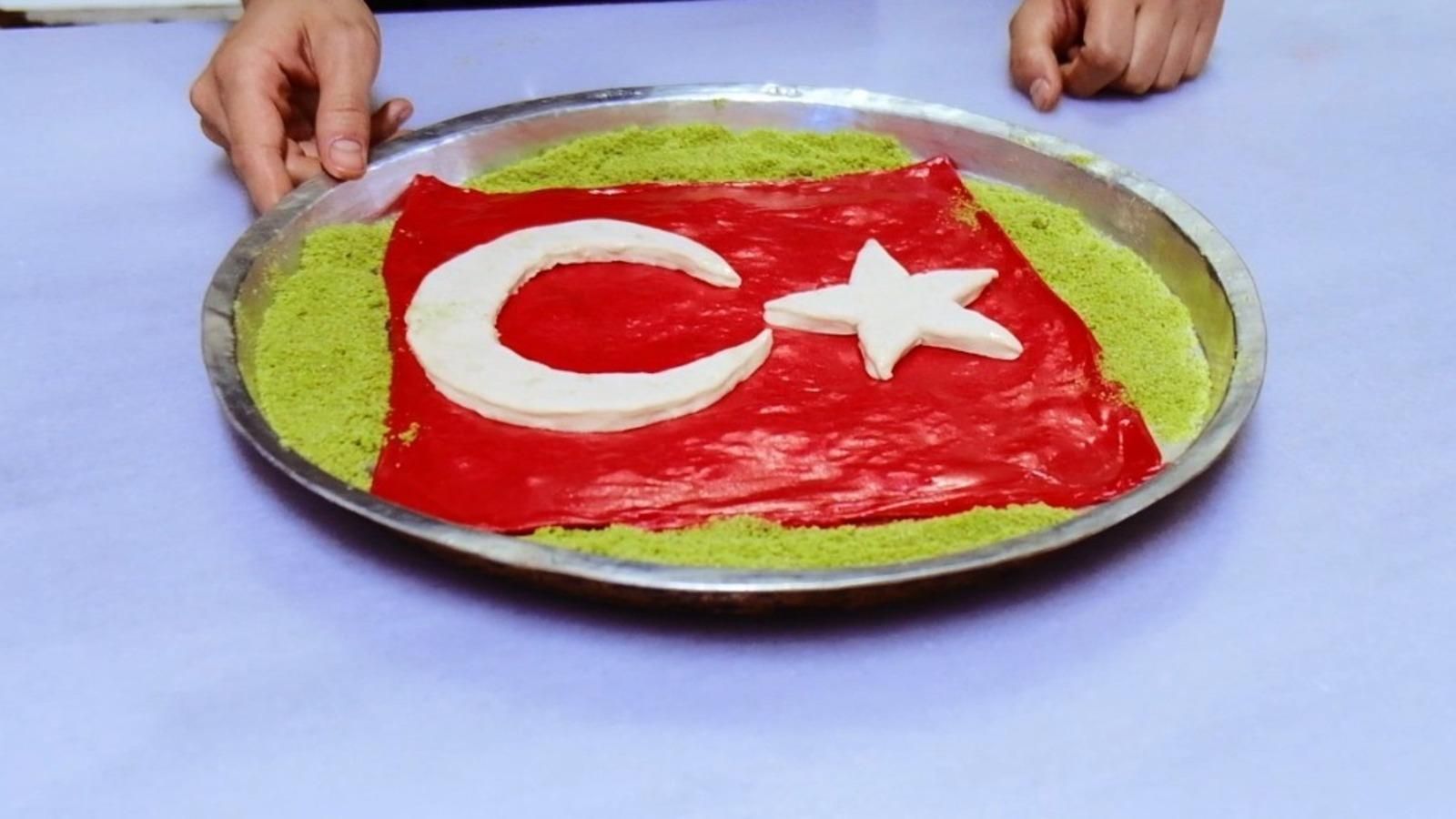 Türk bayrağı desenli katmer ilgi gördü